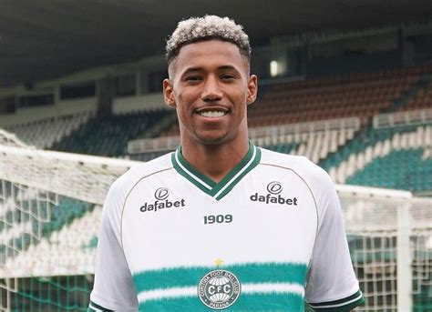 Coritiba apresenta Maurício Garcez e encaminha acerto novo atacante