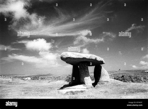 Lanyon Quoit Neolithic Burial Chamber Stock Photo Alamy