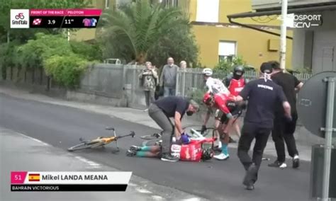 Giro de Italia Terrible caída dejó a ciclista con fractura de