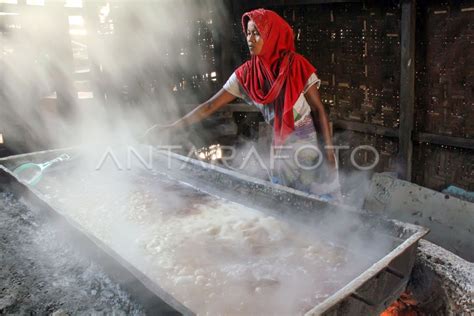 Sertifikasi Halal UMKM Garam Tradisional ANTARA Foto