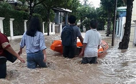 Puluhan Permukiman Di Bekasi Terendam Banjir Hingga 3 Meter Okezone