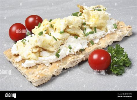 Knaeckebrot Mit Frischkaese Ruehrei Und Tomate Stock Photo Alamy