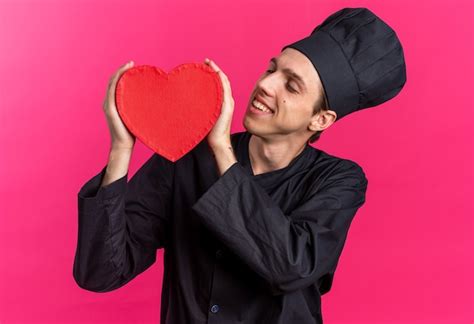 Jovem Loira Sorridente Uniforme De Chef E Bon Segurando Um Formato