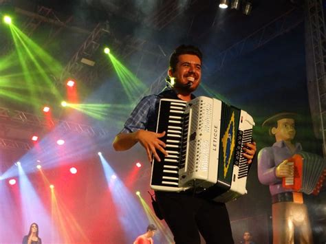 G1 Luan Estilizado E Saia Rodada Estão Na Programação Do Forró Caju