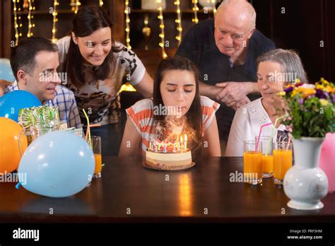 La Famiglia Felice Celebrando Adolescente La Figlia E La Nipote