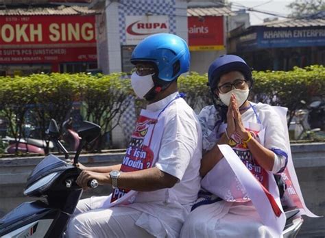 Cm Mamata Banerjee Rides E Scooter At Kolkata To Protest Against Fuel Price Rise കൊല്‍ക്കത്ത