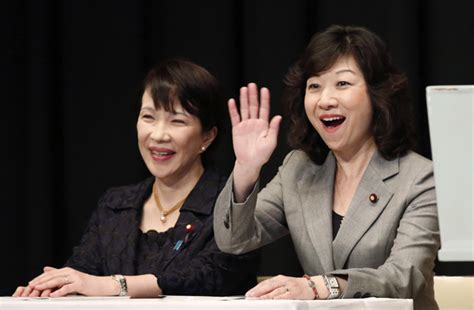 自民党の政策説明会に出席した野田聖子総務会長（右）。：野田聖子氏 写真特集：時事ドットコム