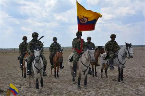 Tres Pelotones Montados Del Ejército Nacional Para Cuidar El Oriente