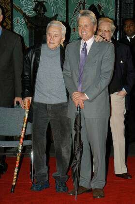 Schauspieler Kirk Douglas Li Mit Seinem Sohn Michael Douglas Beide