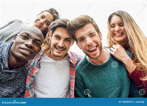 Groupe Multiracial D Amis Prenant Le Selfie Photo Stock Image Du