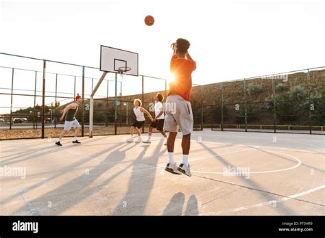 Amanecer de cancha de baloncesto fotografías e imágenes de alta