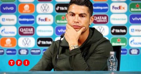 Europei Cristiano Ronaldo Mette Via La Coca Cola Bevete Acqua Video