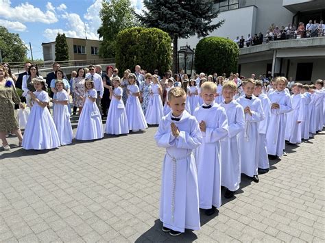 Pierwsza Komunia W Ko Ciele Nmp Kr Lowej Polski W Tomaszowie