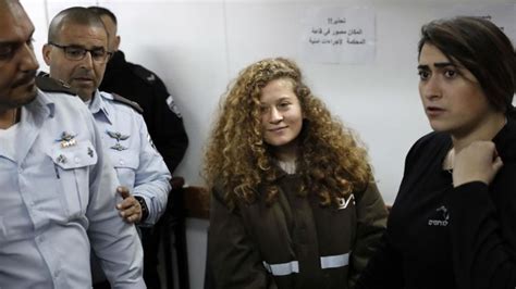 Bandera Roja Liberarían A Ahed Tamimi Símbolo De La Resistencia De La