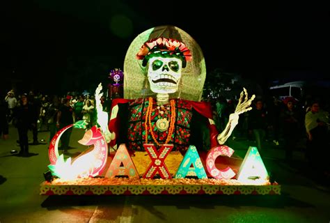 Celebra Oaxaca la Segunda Magna Comparsa en el Día de Muertos NVI