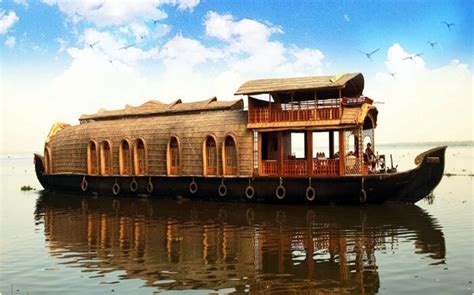 Top Kumarakom Houseboats For Luxury Stay On Backwaters