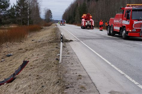 Tilannehuone fi Rekan ja henkilöauton nokkakolari Perniöntiellä