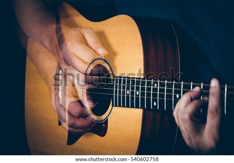 「musicians Hand Strumming Yellow Acoustic Guitar」の写真素材（今すぐ編集） 540602758