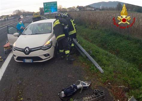 Incidenti Stradali Collisione Tra Due Mezzi Vigili Del Fuoco Liberano