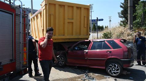 Manisa N N Turgutlu Il Esinde Feci Kaza Otomobil Kamyonun Alt Na Girdi