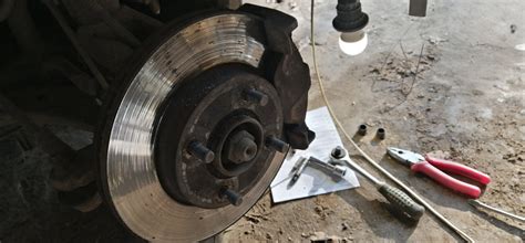 Замена тормозных дисков и колодок — Ford Fiesta (Mk V), 1,4 л, 2007 ...