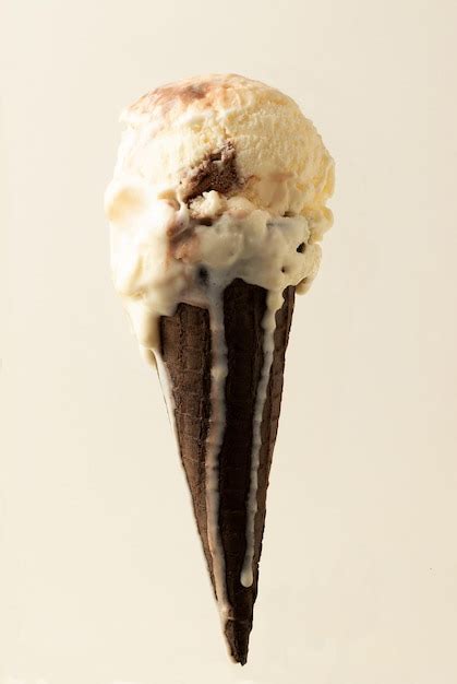 Helado De Vainilla Y Chocolate Aislado Sobre Fondo Blanco Foto Premium