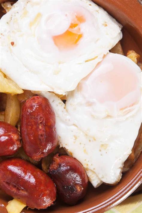 Huevos Rotos Con Chorizo Receta Fácil Al Estilo Madrileño