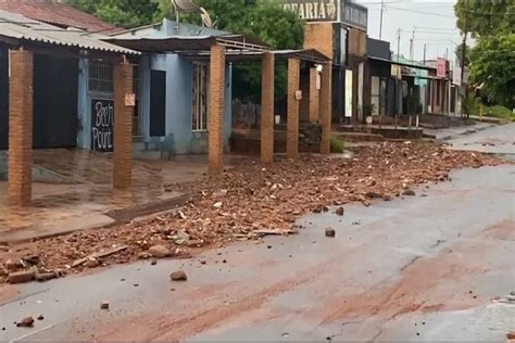 Chuva ventos de 60 km h derruba árvores e destelha casas em Ponta Porã