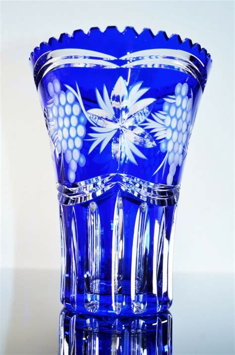 Ancienne Vase En Cristal Double Couleur Bleu Grave Et Taille Boheme