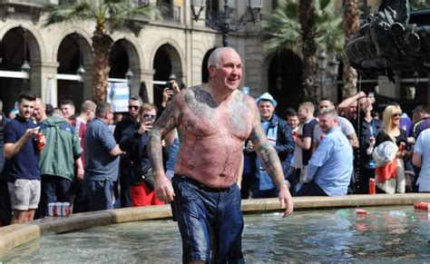 Ingleses Invaden Barcelona Con Cerveza En Mano Y Chapuz N Incluido