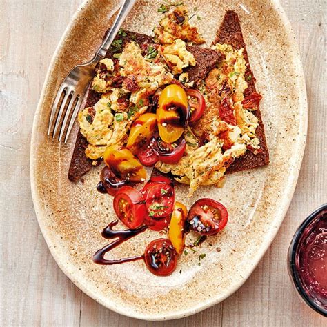 Tartine de pain de seigle aux œufs brouillés et à la tomate Recettes