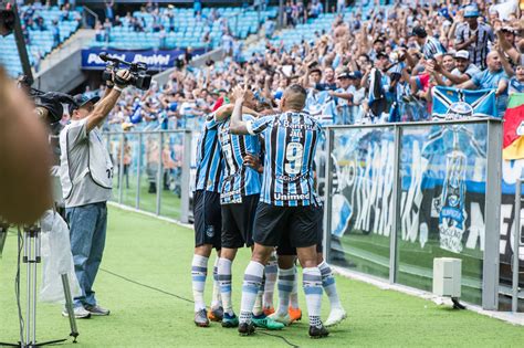 Grêmio goleia o Brasil de Pelotas na Arena e tem vantagem para o jogo