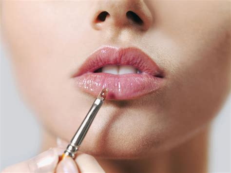 Tips and Tricks: How to Apply Lip Gloss