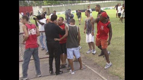 V Deo Em Torcedores Do Flamengo Invadem Treino Na G Vea E