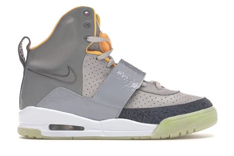 | Nike: Air Yeezy 1, Zen Grey (2009)