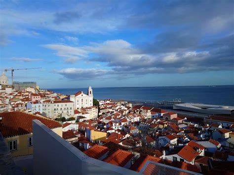 Lisbona Tour A Piedi Del Quartiere Di Alfama E Mouraria Getyourguide