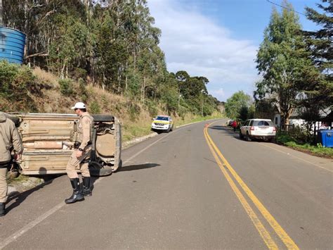 Funcion Ria Da Cidasc Capota Carro Ap S Desviar De Cachorro Na Serra