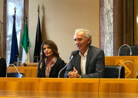 Il Sindaco Dona Una Targa Al Sostituto Procuratore Luigia Spinelli Il