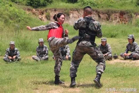 貝爺很牛？看軍中玫瑰，中國女特種兵生吃毒蛇，承受力低者務看 每日頭條