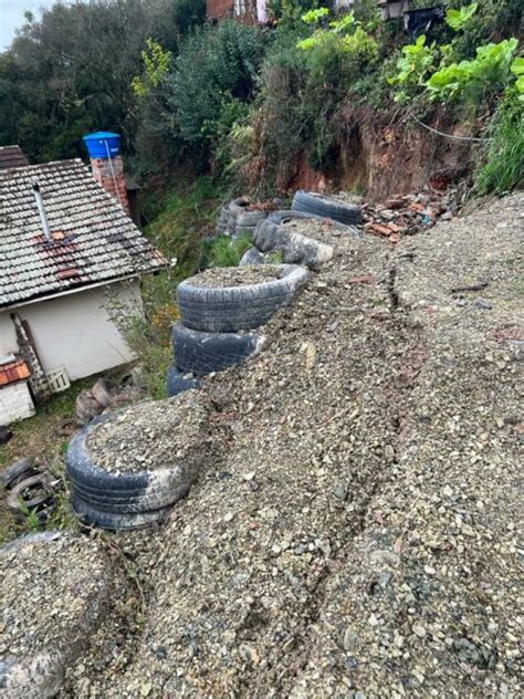 IMAGENS Moradores podem deixar casas após risco de desmoronamento de