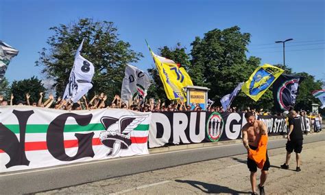 Juventus Raduno Dei Gruppi Ultras Alla Continassa Cori Per La Squadra