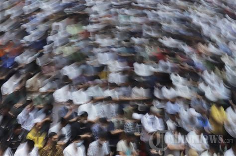 Masjid Istiqlal Dipadati Jamaah Pada Salat Tarawih Pertama Foto