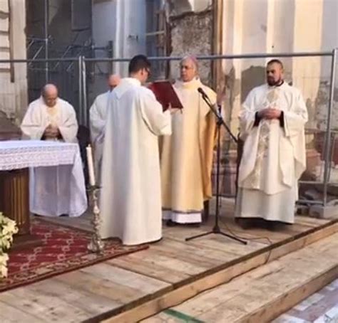 Norcia La Messa Di Natale Tra Le Macerie Della Concattedrale