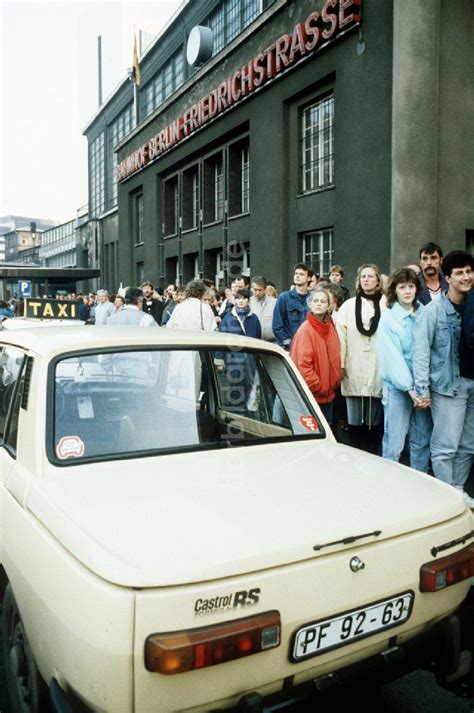 Ddr Fotoarchiv Berlin Andrang Am Grenz Bergang S Bahnhof