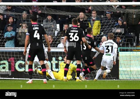 Oli Cooper De Swansea City à Droite Marque Le Premier But De Son Côté