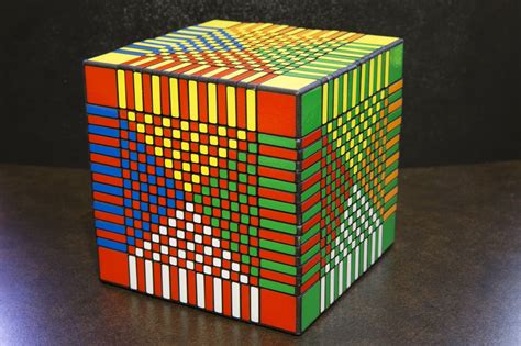 World's largest Rubik's Cube : pics