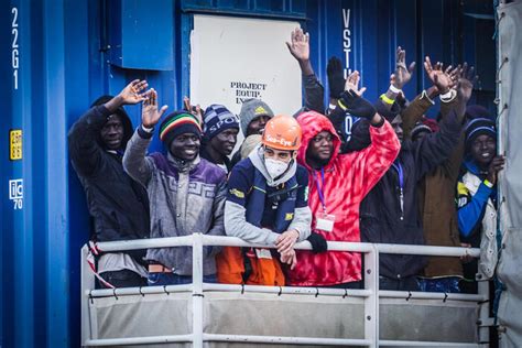 Barcone Con Migranti A Pozzallo A Napoli Sbarcata La Sea Eye