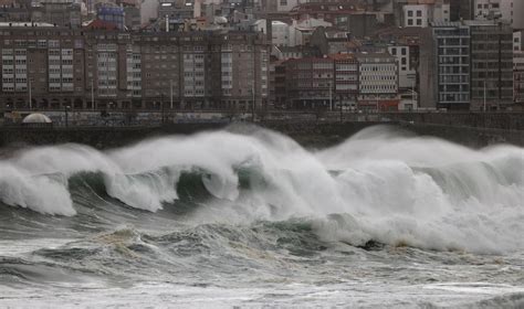 El Temporal Mantiene En Alerta Galicia Por Nieve Y Olas De Hasta 10 Metros