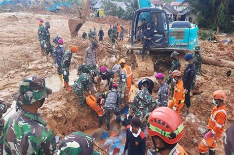 Prajurit Kodam I Bukit Barisan Berjibaku Cari Korban Longsor Di Pulau