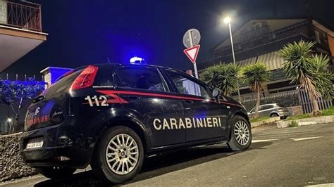 Uccide Il Padre A Coltellate Dopo Una Lite Arrestata La Figlia Enne